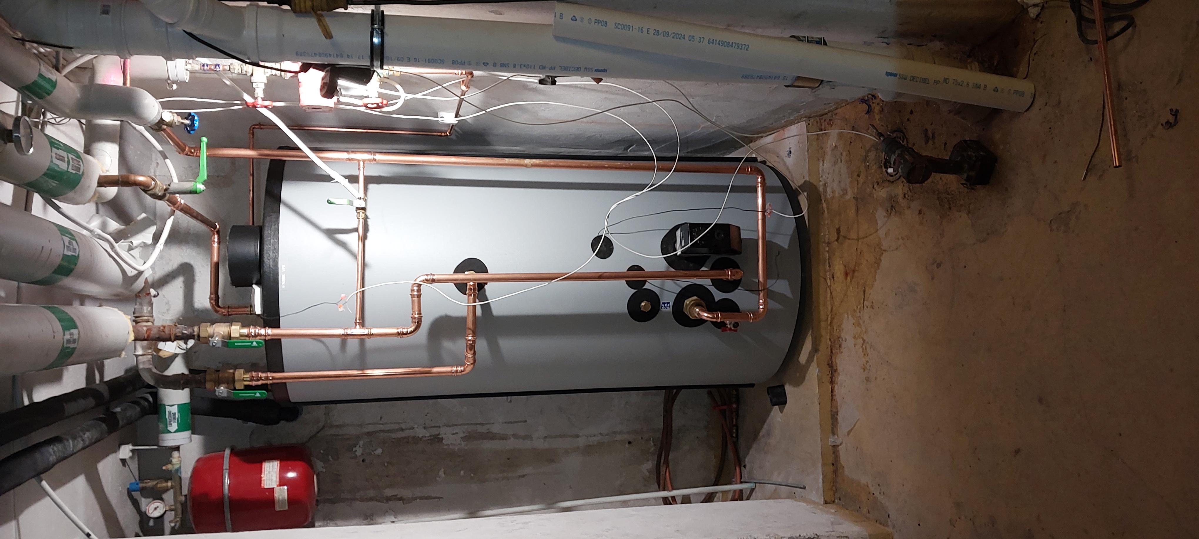 Montaż jednostki zewnętrznej pompy ciepła na postumencie